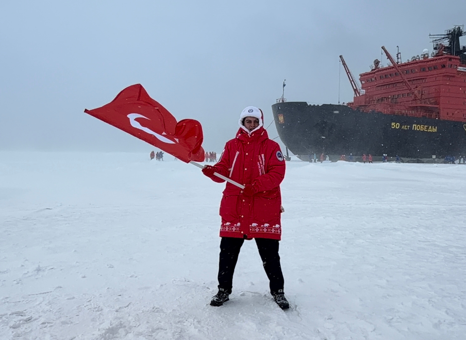 Türk Öğrenci Alper Tapkı, Rosatom'un Bilgi Buzkıranı Projesiyle Kuzey Kutbu'na Ulaştı