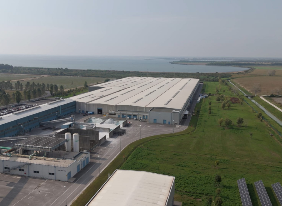 Şişecam Kuzey İtalya’daki Kaplamalı Cam Hattı Yatırımını Tamamladı