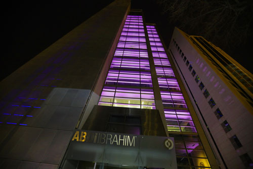 Abdi İbrahim Tower Epilepsi Farkındalığı için Mor Renkle Işıklandırılıyor